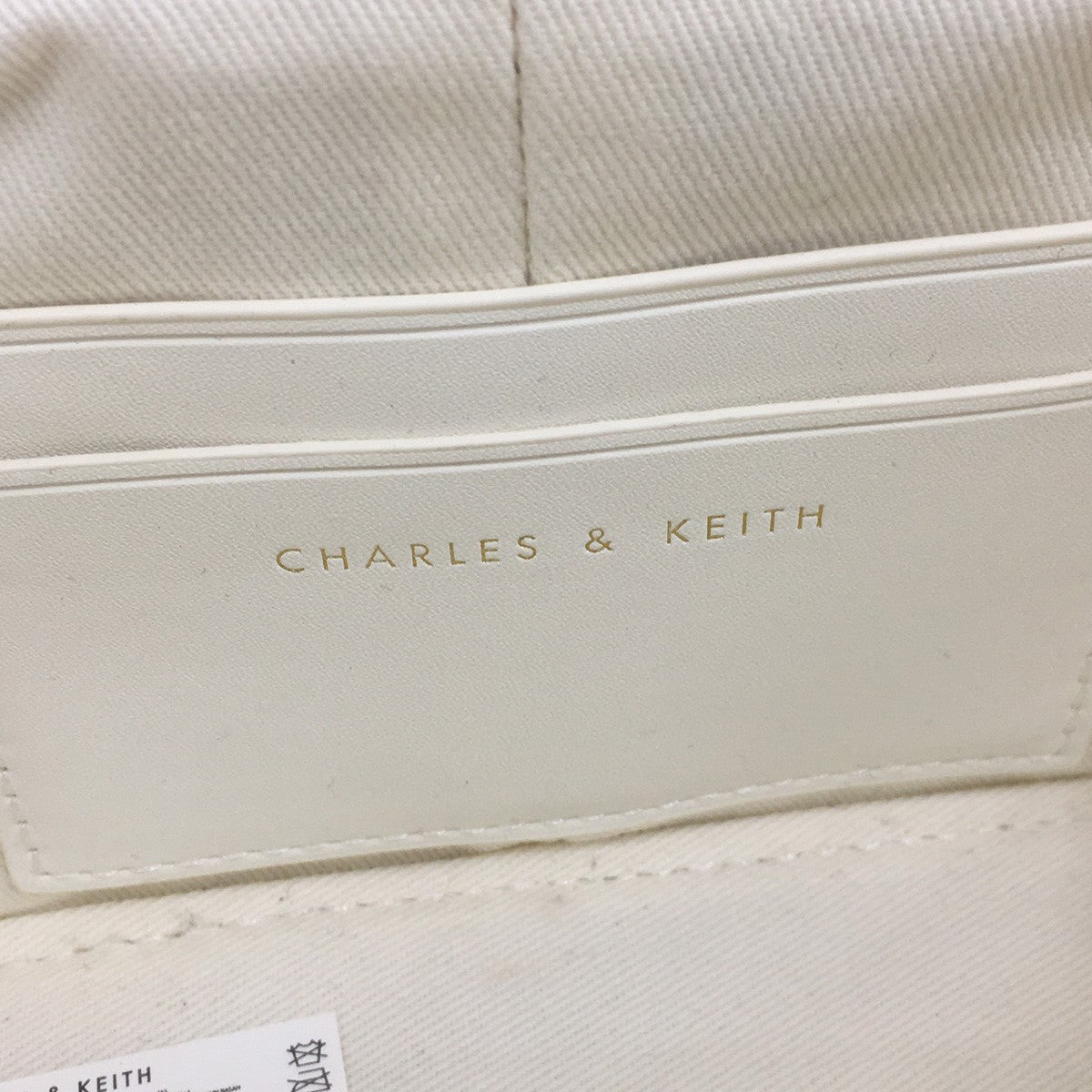 CHARLES ＆ KEITH 古着・中古 チャールズアンドキースのNezu Quilted Boxy Bag Nezu ネズ キルトボクシーバッグ チェーンキルティングバッグ 鞄です。