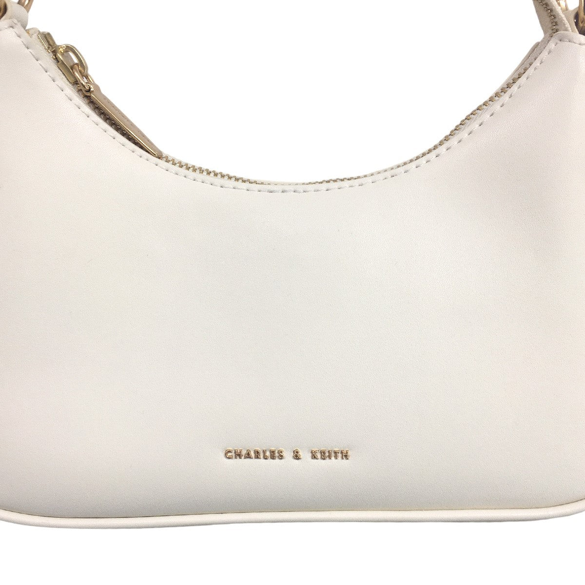 CHARLES ＆ KEITH 古着・中古 チャールズアンドキース)の23AW Cream Lane Lock ＆ Key Chain Handle Trapeze Bag ロック＆キーチェーン ハンドルトラペーズバッグ ショルダーバッグです。