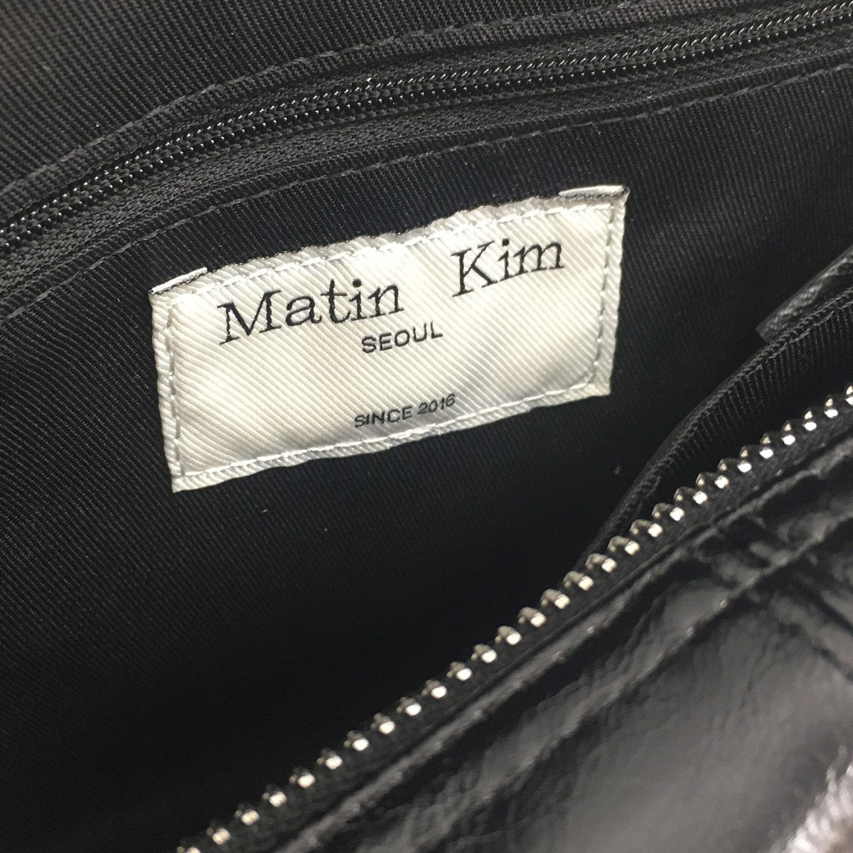 MATIN KIM 古着・中古 マーティンキムのHALF SHIRRING RIBBON ROUND BAG ハーフ シリング リボン ラウンド ロゴ プレート バッグ 鞄です。