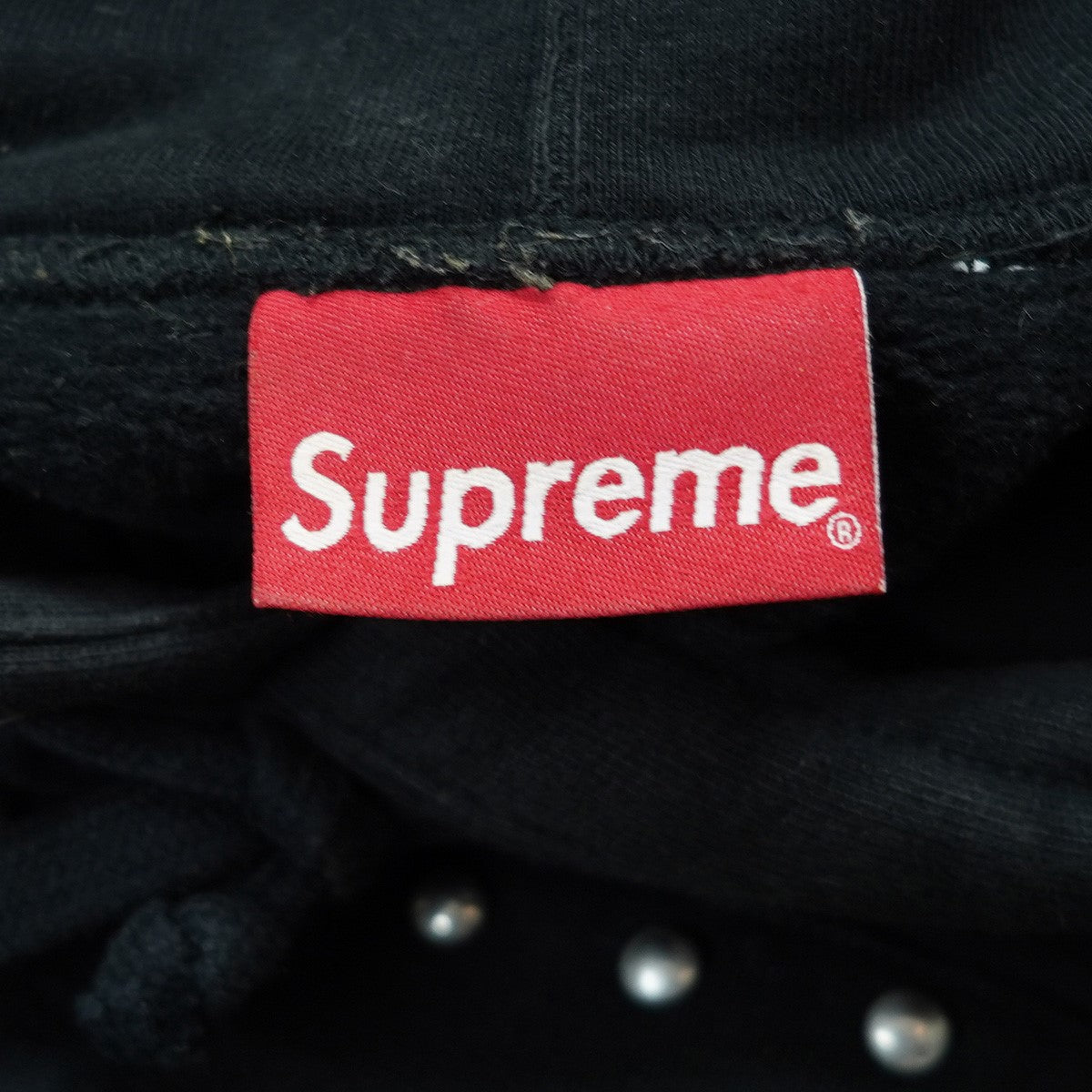 Supreme 古着・中古 シュプリームの18AW Studded Hooded Sweatshirt スタッズ スタッディド ロゴ フーデッドスウェットシャツ パーカーです。