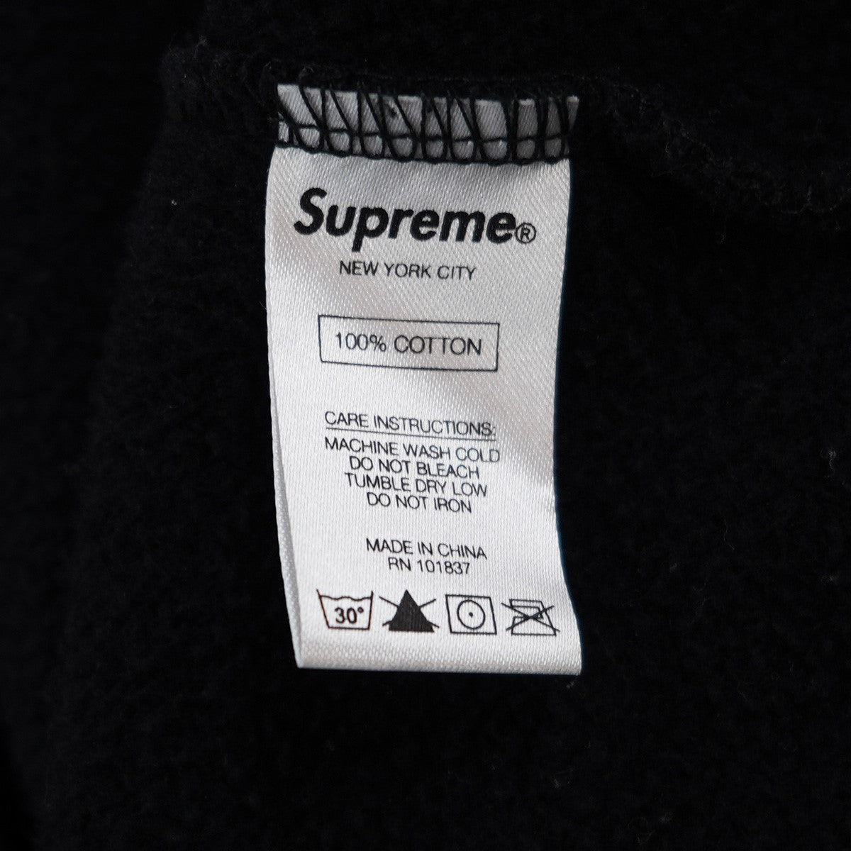 Supreme 古着・中古 シュプリームの18AW Studded Hooded Sweatshirt スタッズ スタッディド ロゴ フーデッドスウェットシャツ パーカーです。