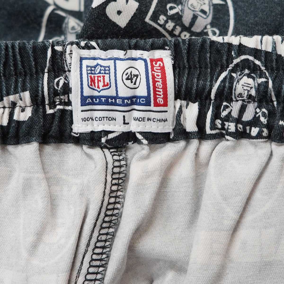 シュプリーム RAIDERS NFL 総柄刺繍 チノ ワーク　パンツ ブラック Supreme RAIDERS ワークパンツ ブラック チノパン - メルカリ