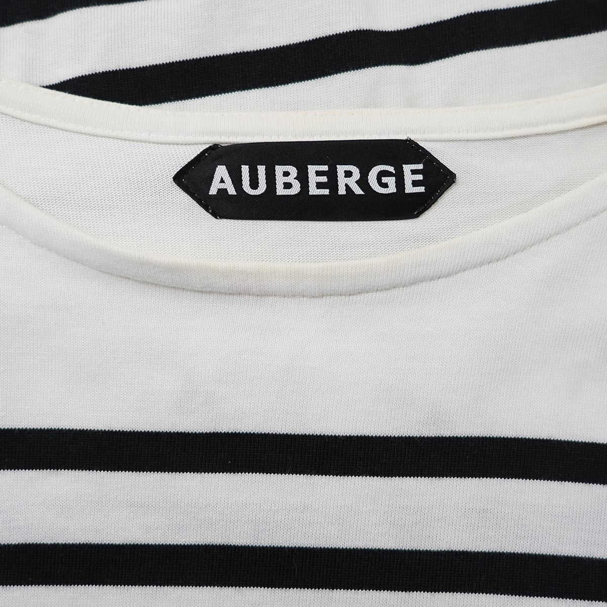 【未使用に近い】AUBERGE　オーベルジュ　NOTREDAME　Tシャツ　44 未使用に近い】AUBERGE オーベルジュ NOTREDAME Tシャツ 44 2025