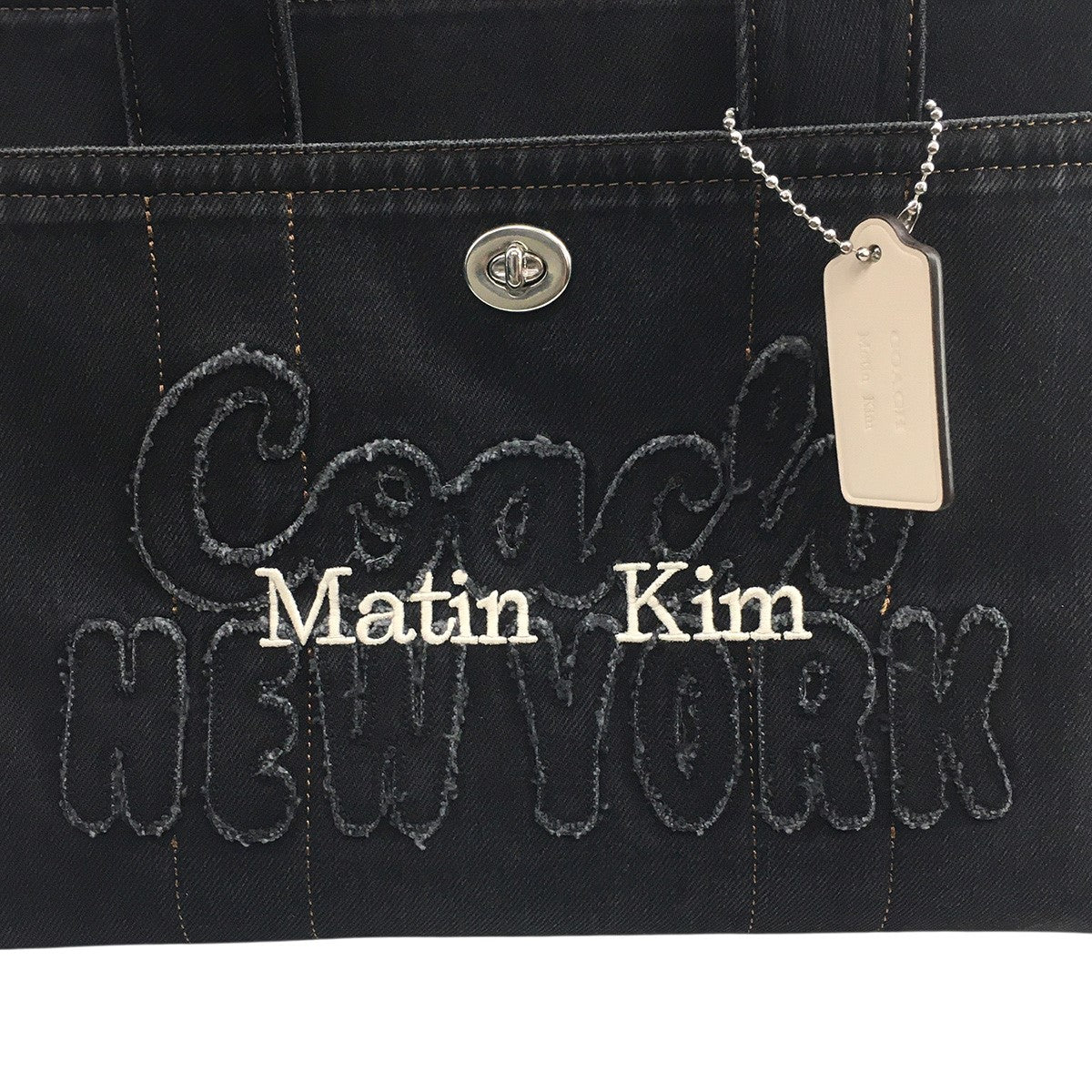 MATIN KIM 25SS デニム トートバ ッグ ブラック COACH×Matin Kim 25SS Matin Kim カーゴトートバッグロゴ デニム