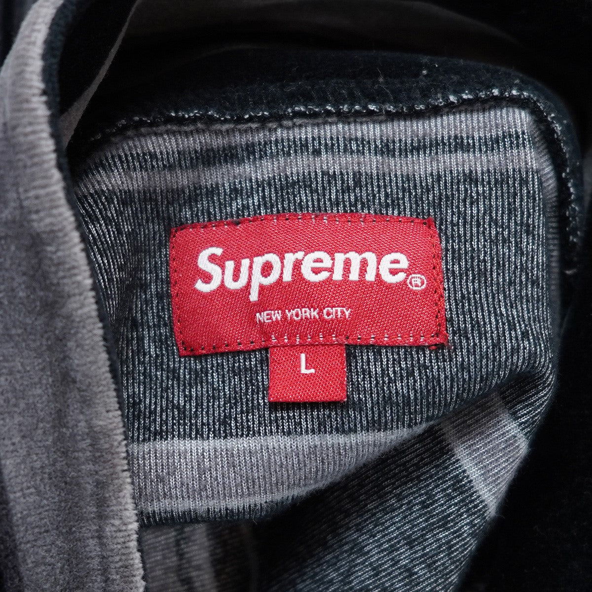 Supreme ハーフジップ ロゴ刺繍 ボーダー ベロア スウェット Supreme ハーフジップ ロゴ刺繍 ボーダー ベロア スウェット