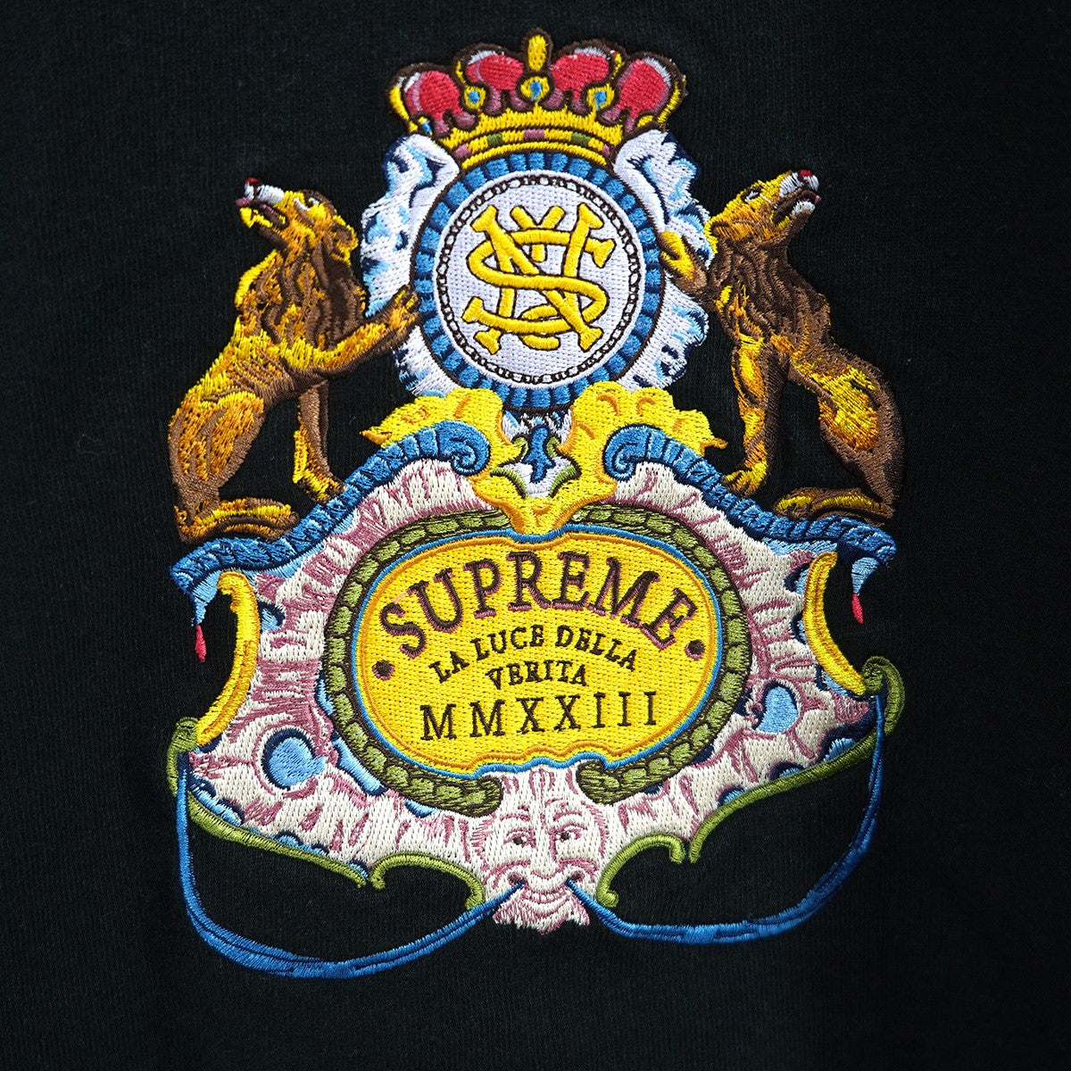 Supreme(シュプリーム) 23SS Crest Crewneck クレスト ロゴ 刺繍クルー