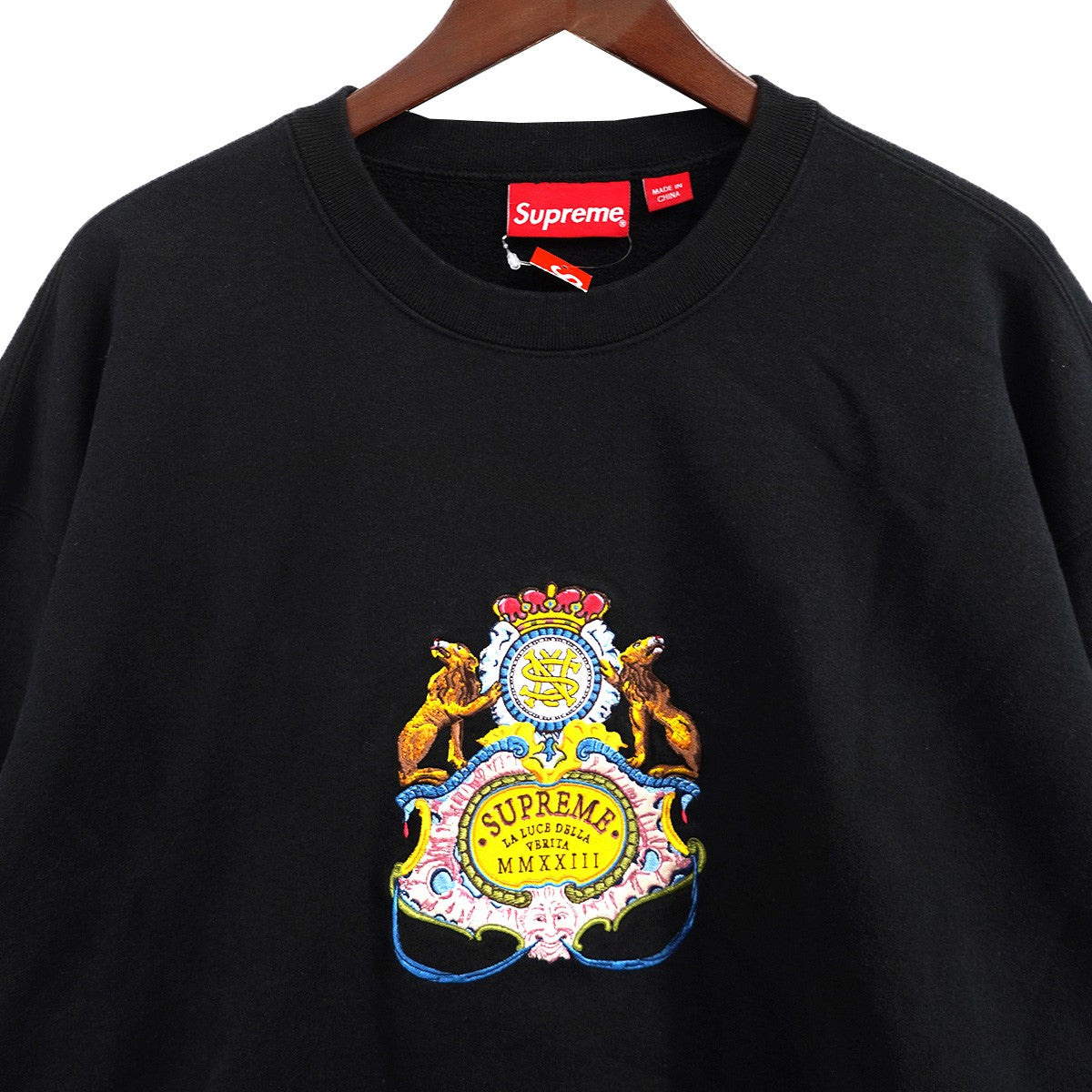Supreme(シュプリーム) 23SS Crest Crewneck クレスト ロゴ 刺繍クルー