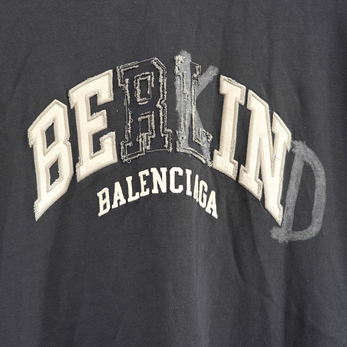 BALENCIAGA(バレンシアガ) 23AW BERKIND UNISEXダメージ加工 ロゴ 刺繍