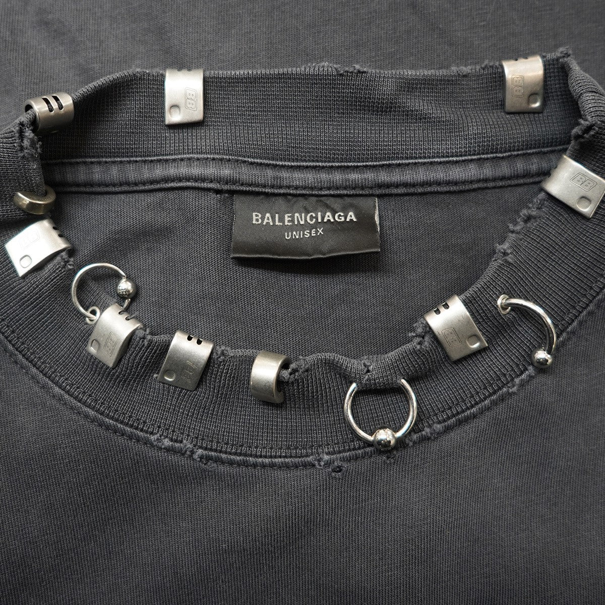BALENCIAGA 23AW Pierced T-Shirtピアス デザイン デストロイ ダメージ 加工 オーバーサイズTシャツ 古着・中古-4枚目のアイテム画像