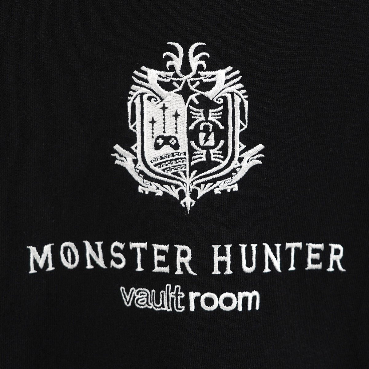 VAULT ROOM 24SS VR×MH MONSTER HUNTER EMBLEM TEEモンスターハンターエンブレム 刺繍 ゲーム ロゴ Tシャツ 古着・中古-2枚目のアイテム画像