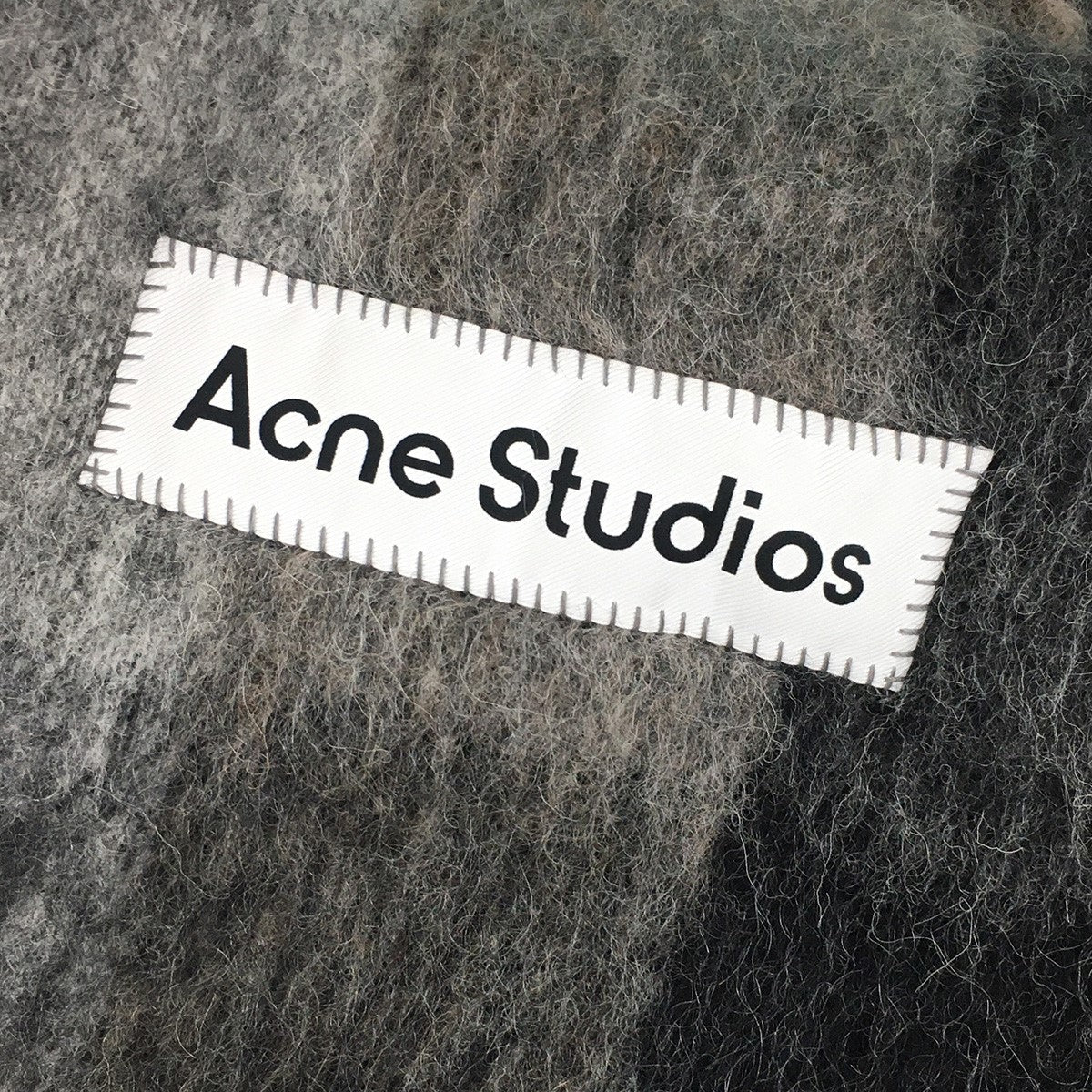 ACNE STUDIOS 25AW モヘアチェックスカーフ ロゴ パッチ マフラー 古着・中古-3枚目のアイテム画像