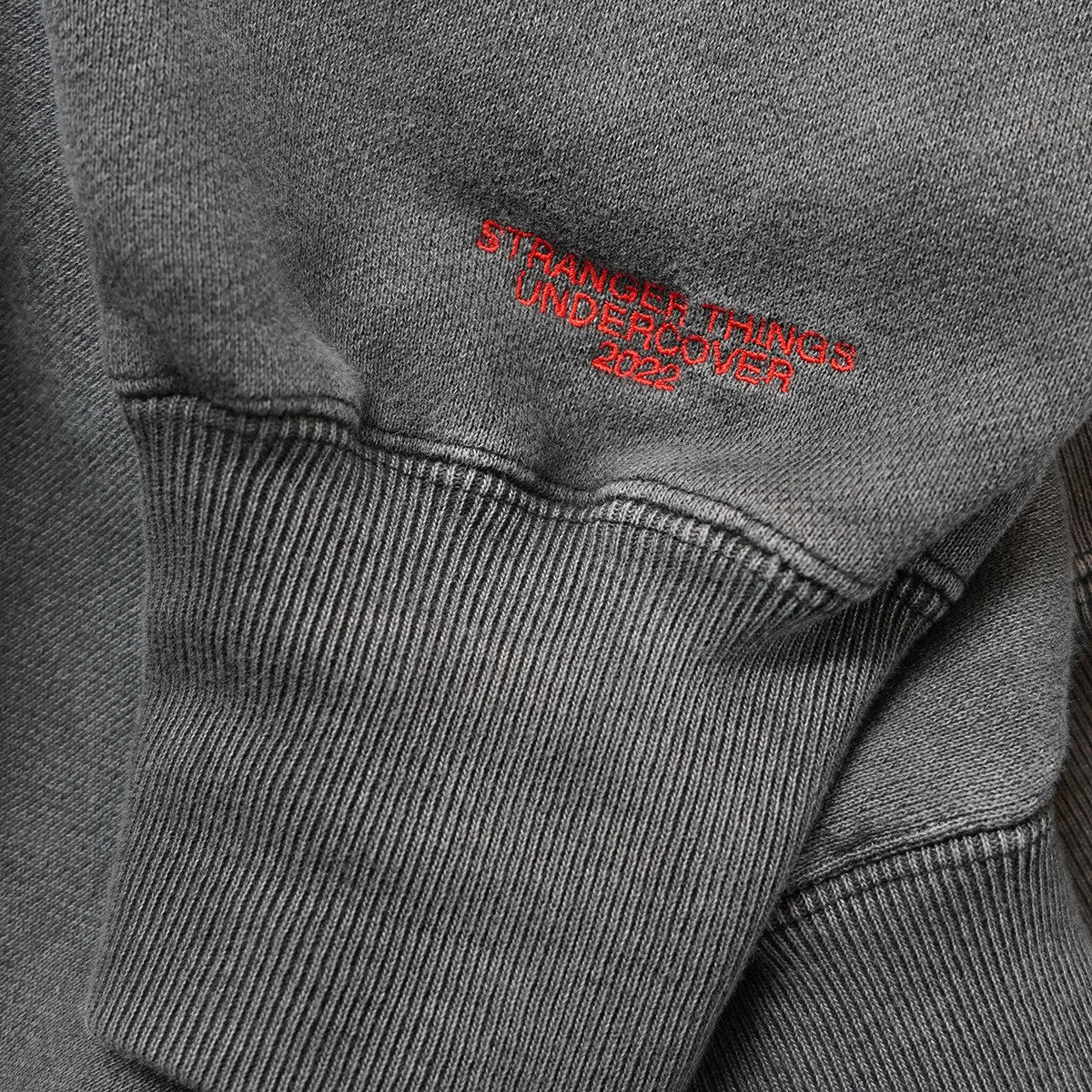 UNDERCOVER 22AW STRANGER THINGS Hellfire Club Capsule Collectionストレンジャーシングス オーバーサイズ Vintage ヴィンテージ加工 ロゴ パーカー 古着・中古-7枚目のアイテム画像