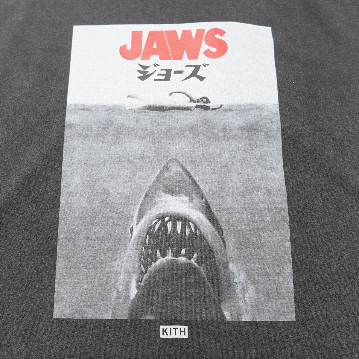 KITH 25AW JAWS Japanese Poster Vintage Tee ジョーズ公開50周年記念ヴィンテージ加工 ジャパン ポスター 映画 ムービー Tシャツ 古着・中古-2枚目のアイテム画像