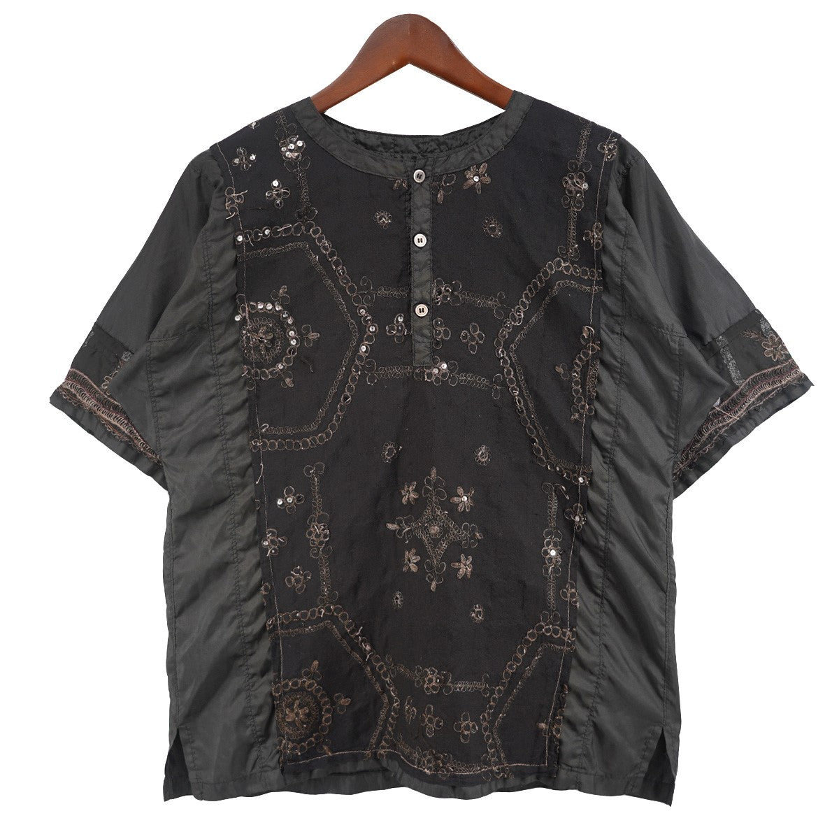 JUNYA WATANABE COMME des GARCONS 05AW Archive Old フォークロア期スパンコール装飾 ヘンリーネック ポリプルオーバー刺繍シャツ 古着・中古-1枚目のアイテム画像