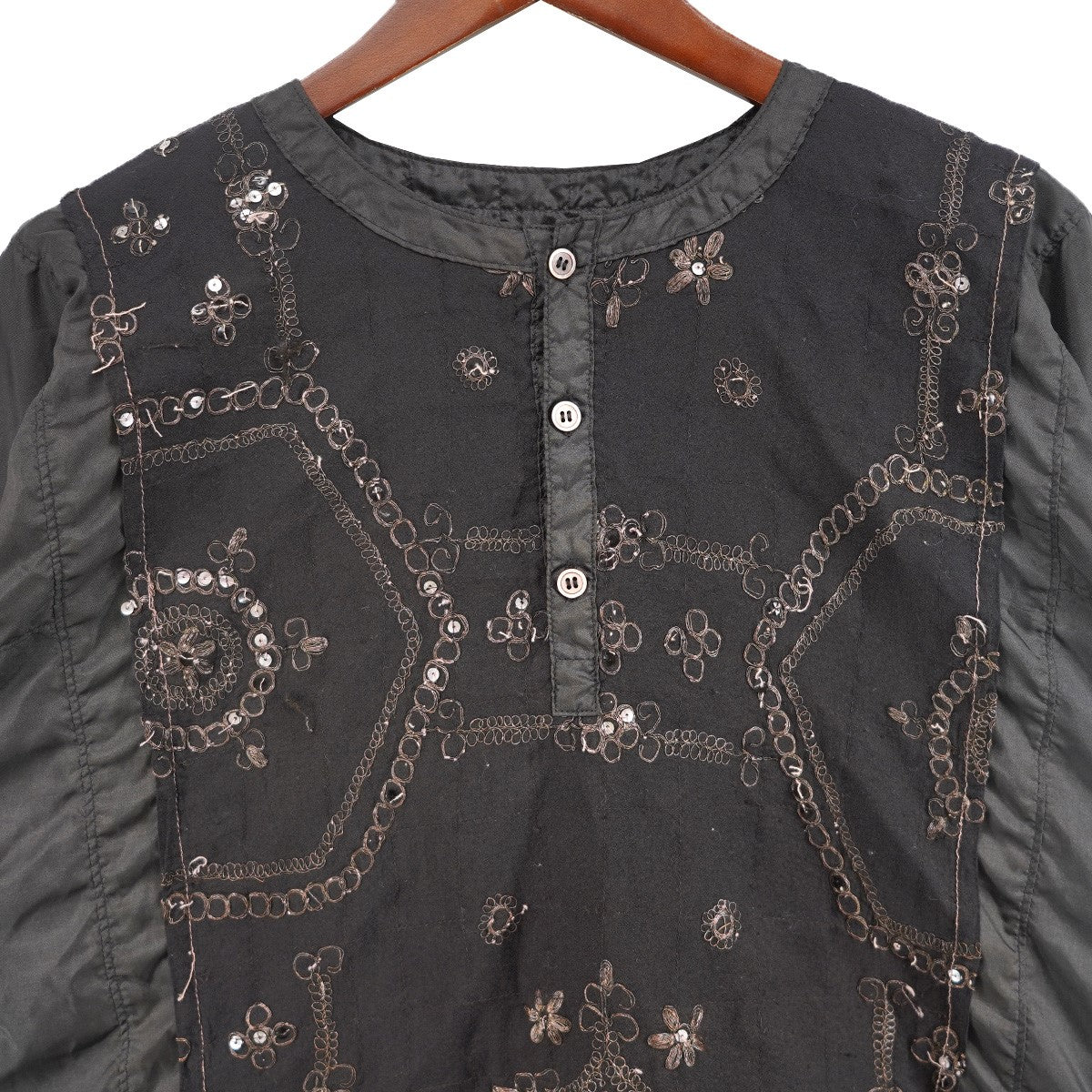 JUNYA WATANABE COMME des GARCONS 05AW Archive Old フォークロア期スパンコール装飾 ヘンリーネック ポリプルオーバー刺繍シャツ 古着・中古-3枚目のアイテム画像