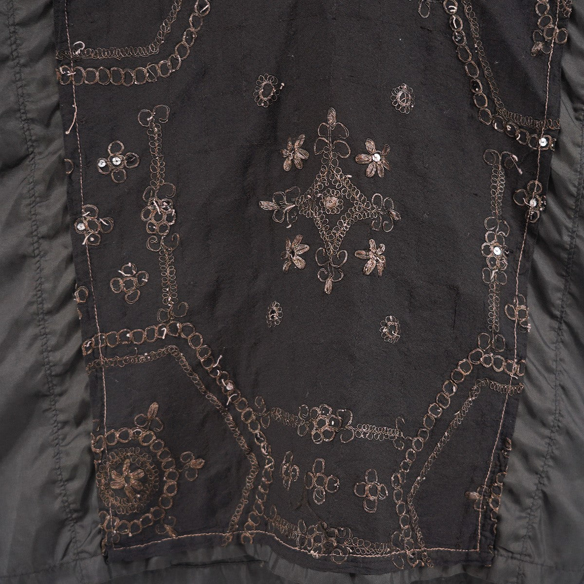 JUNYA WATANABE COMME des GARCONS 05AW Archive Old フォークロア期スパンコール装飾 ヘンリーネック ポリプルオーバー刺繍シャツ 古着・中古-4枚目のアイテム画像