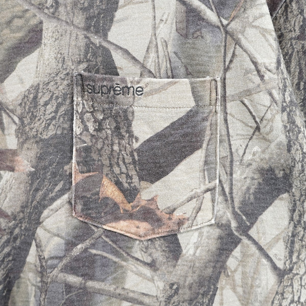 26SS S／S Pocket Tee Realtree Hardwoods CamoS／S ロゴ ポケットTシャツ