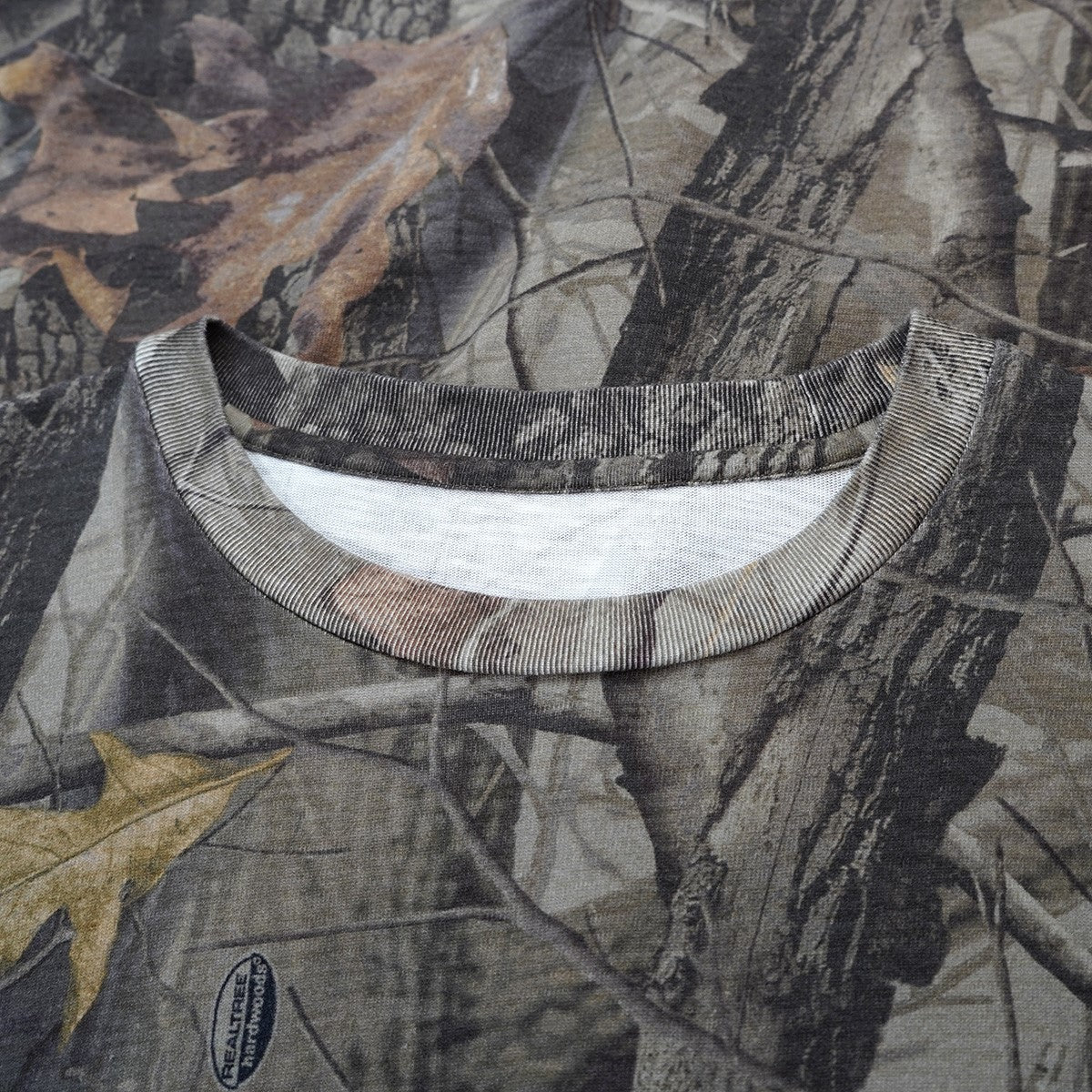 26SS S／S Pocket Tee Realtree Hardwoods CamoS／S ロゴ ポケットTシャツ