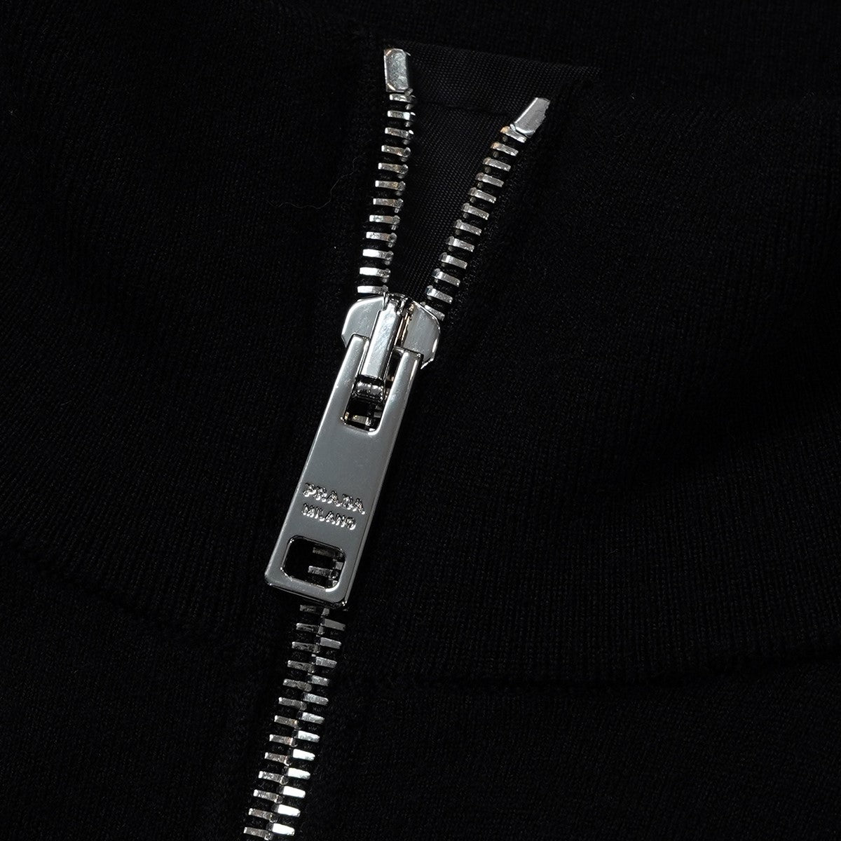 PRADA 24AW スーパーファインウールカーディガン トライアングルロゴ 三角プレート ドライバーズ ジップアップ ニット セーター 古着・中古-6枚目のアイテム画像