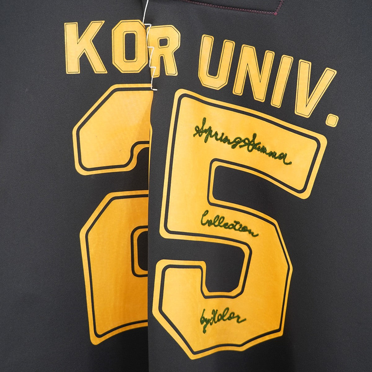 25SS OVERSIZED FOOTBALL TOPS Pe ダンボール ドッキング 折り畳み構造 KOR UNIV． 25カレッジロゴ プリント オーバーサイズ フットボール Tシャツ