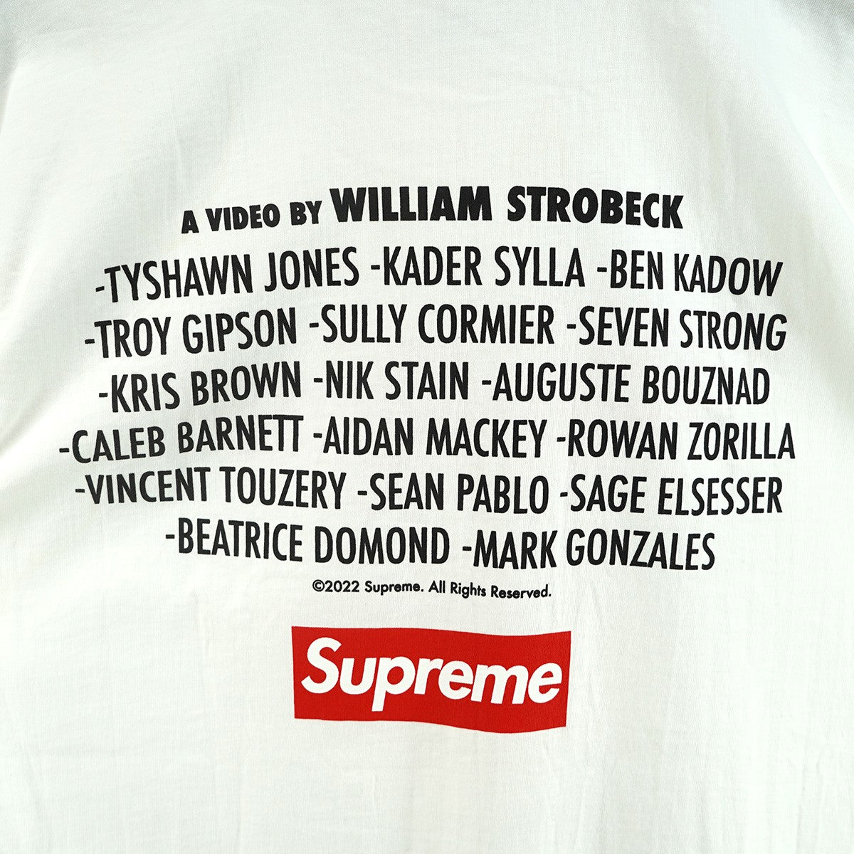 22SS Play Dead Tee ウィリアム・ストロベック William Strobeck プレイデッドオールドイングリッシュ グラフィック ボックスロゴ クレジット プリント 半袖 Tシャツ