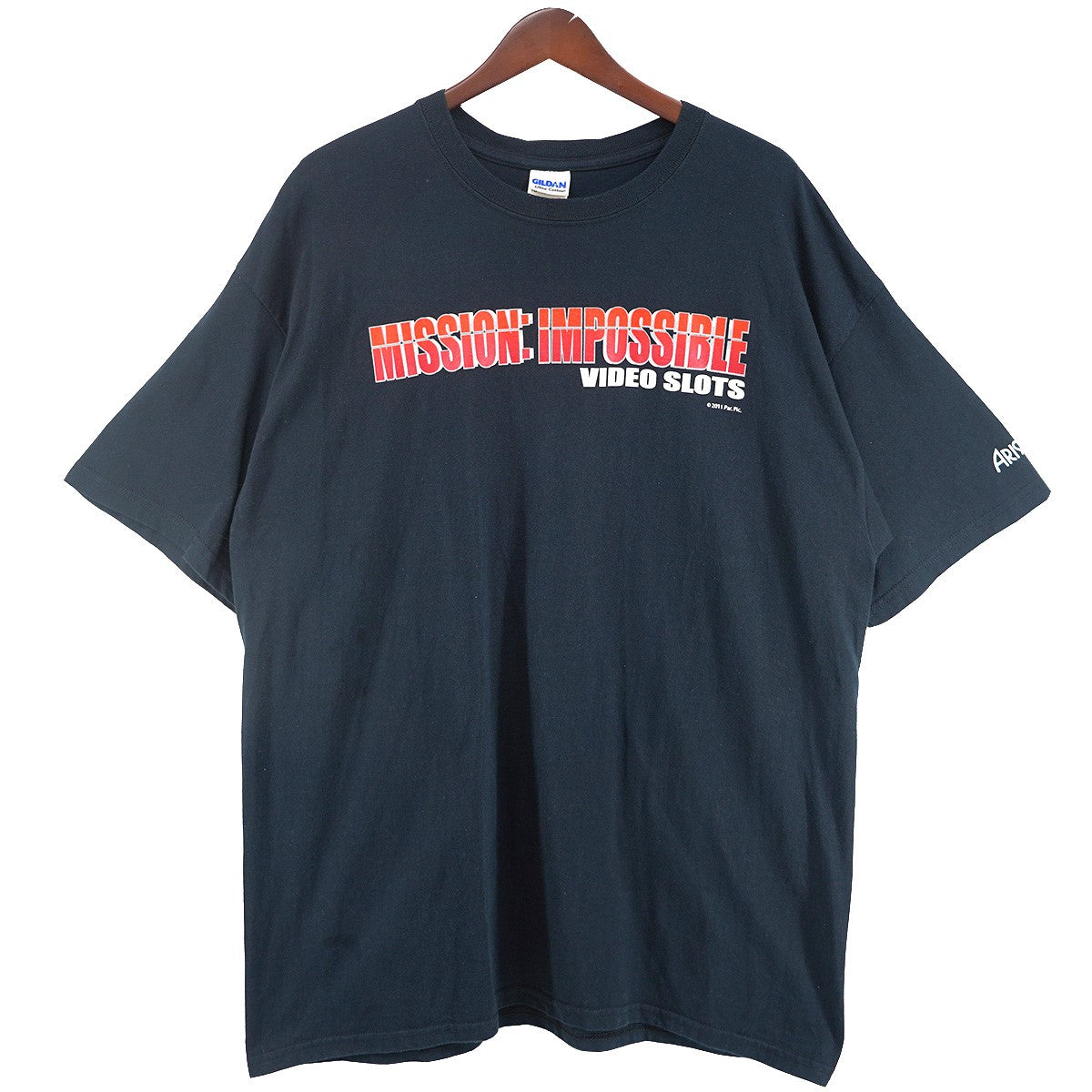 2011年  MISSION： IMPOSSIBLE VIDEO SLOTS   プロモ GILDANミッションインポッシブル フロント 袖 ロゴ バックプリント ボックスシルエット 半袖 Tシャツ