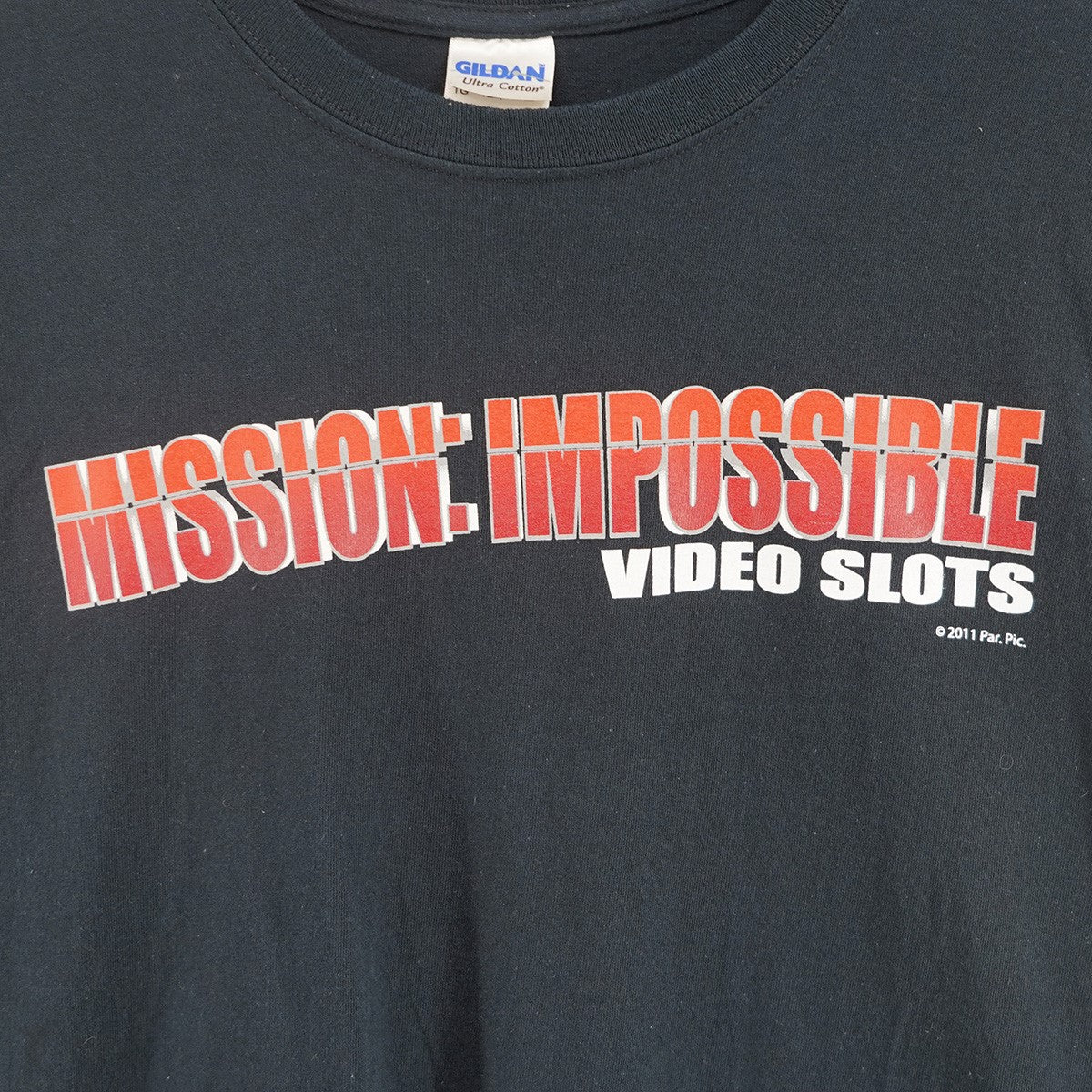 2011年  MISSION： IMPOSSIBLE VIDEO SLOTS   プロモ GILDANミッションインポッシブル フロント 袖 ロゴ バックプリント ボックスシルエット 半袖 Tシャツ