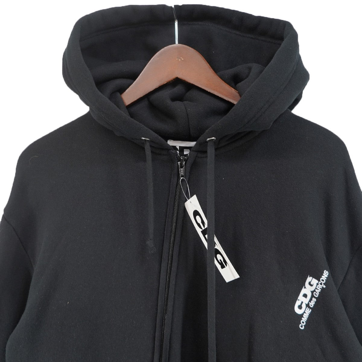 26SS CDG BIAS DESIGNED SWEATSHIRT WITH ZIPロゴ アシンメトリー ジップアップ バイアス フーディー 捻じれ パーカー