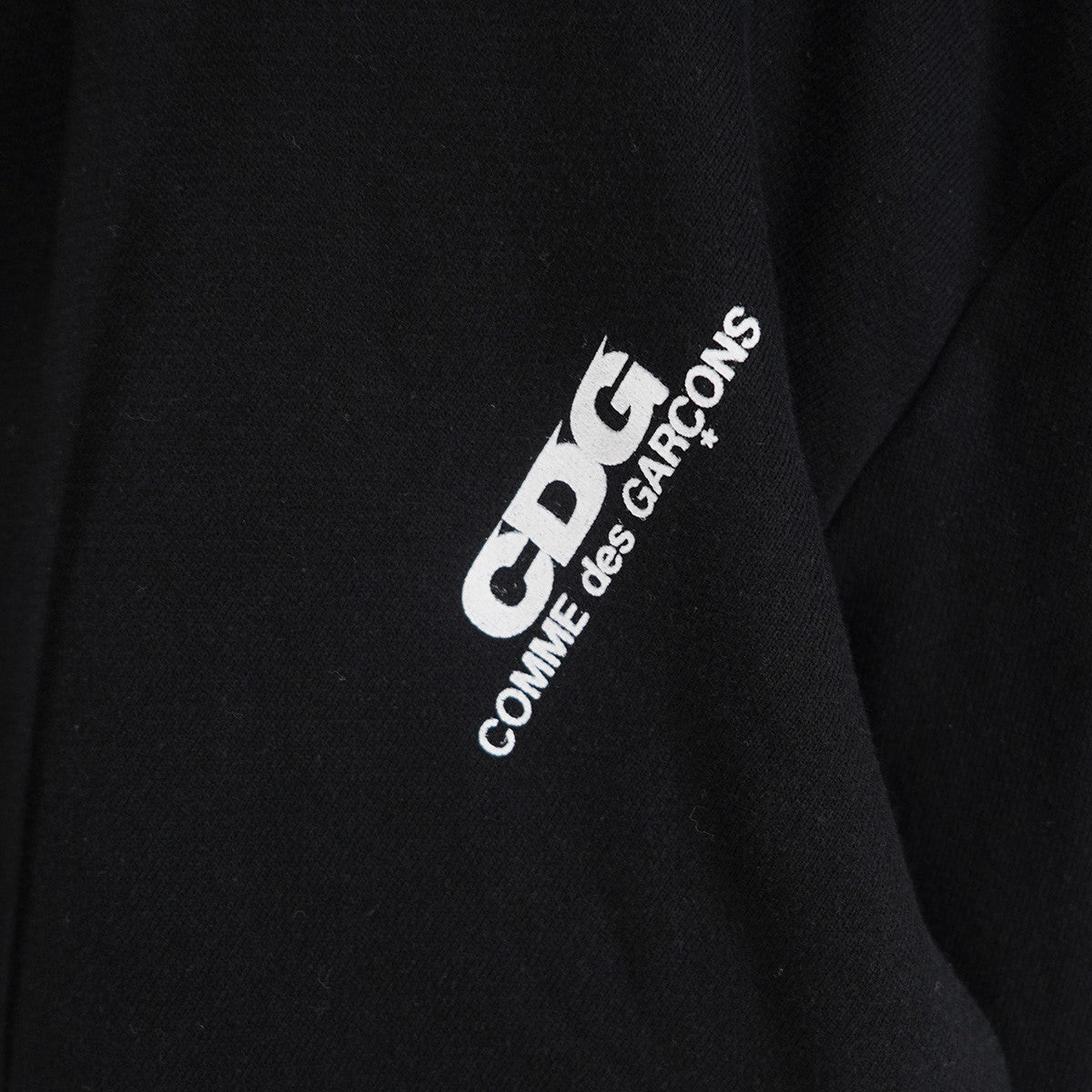 26SS CDG BIAS DESIGNED SWEATSHIRT WITH ZIPロゴ アシンメトリー ジップアップ バイアス フーディー 捻じれ パーカー
