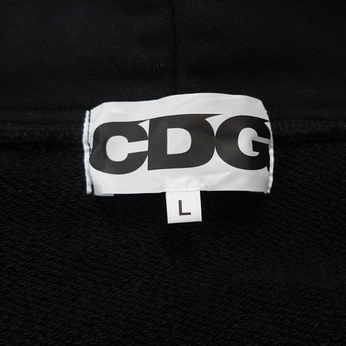 26SS CDG BIAS DESIGNED SWEATSHIRT WITH ZIPロゴ アシンメトリー ジップアップ バイアス フーディー 捻じれ パーカー