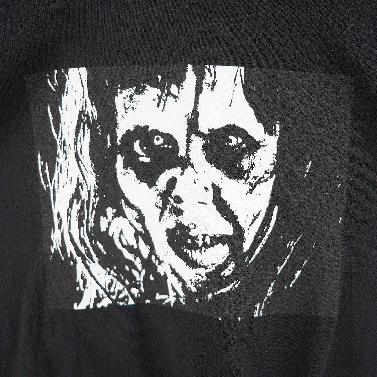 25AW The Exorcist Mother L／S Tee 楳図かずお リーガン・マクニールエクソシスト オールドイングリッシュ フレーズ ロゴ 袖プリント 長袖 ロングスリーブ ロンT