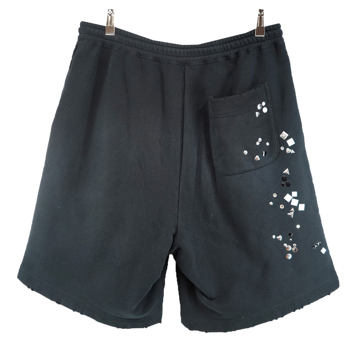 26SS EMBELLISHED SWEAT SHORTS ダメージ加工 スタッズステッカーデザイン ロゴ刺繍 ネームタグ イージー ワイド ハーフ パンツ スウェット ショーツ