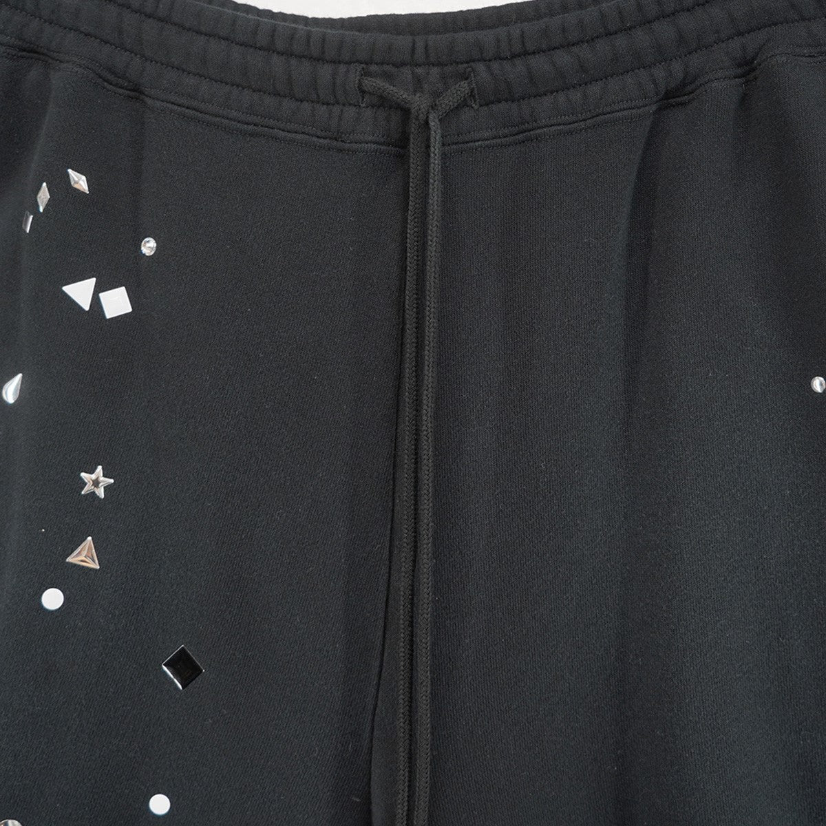 26SS EMBELLISHED SWEAT SHORTS ダメージ加工 スタッズステッカーデザイン ロゴ刺繍 ネームタグ イージー ワイド ハーフ パンツ スウェット ショーツ