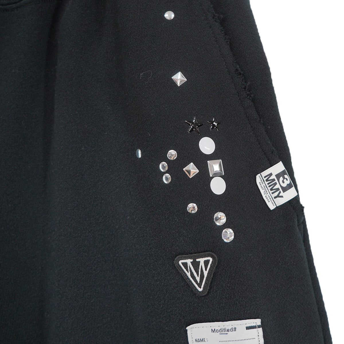 26SS EMBELLISHED SWEAT SHORTS ダメージ加工 スタッズステッカーデザイン ロゴ刺繍 ネームタグ イージー ワイド ハーフ パンツ スウェット ショーツ