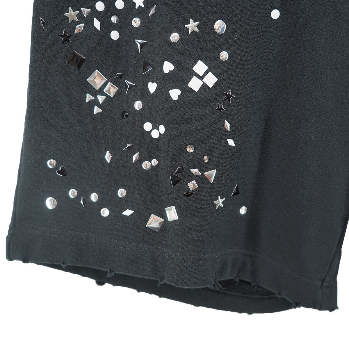 26SS EMBELLISHED SWEAT SHORTS ダメージ加工 スタッズステッカーデザイン ロゴ刺繍 ネームタグ イージー ワイド ハーフ パンツ スウェット ショーツ