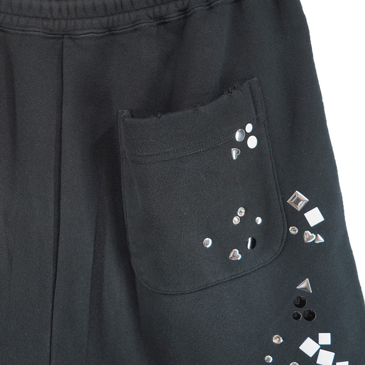 26SS EMBELLISHED SWEAT SHORTS ダメージ加工 スタッズステッカーデザイン ロゴ刺繍 ネームタグ イージー ワイド ハーフ パンツ スウェット ショーツ