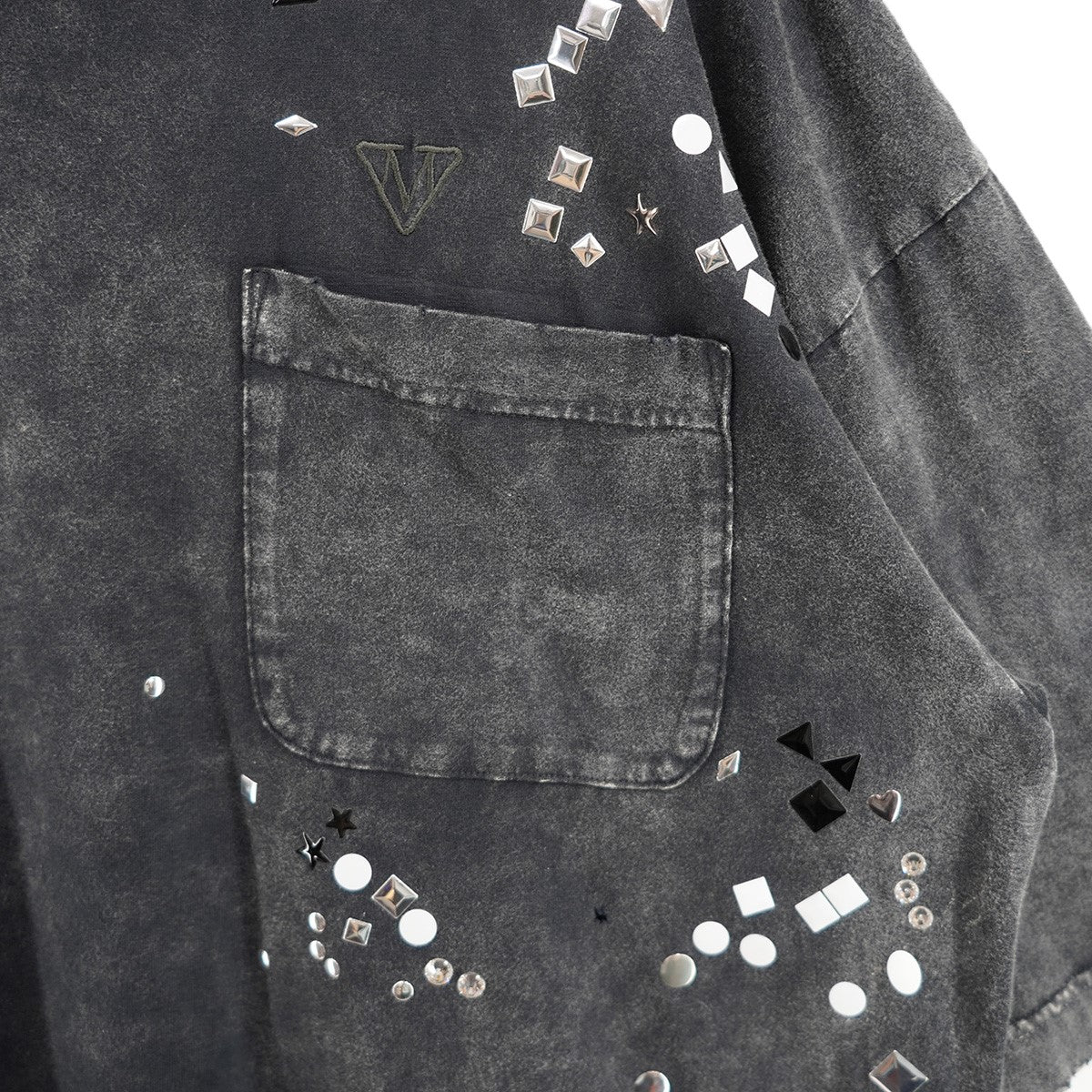 25AW Embellished Bleached T-shirt ヴィンテージ Vintage ダメージ フェード加工ランダム風スタッズ ロゴ刺繍 タグ スリット ビッグシルエット 半袖 Tシャツ