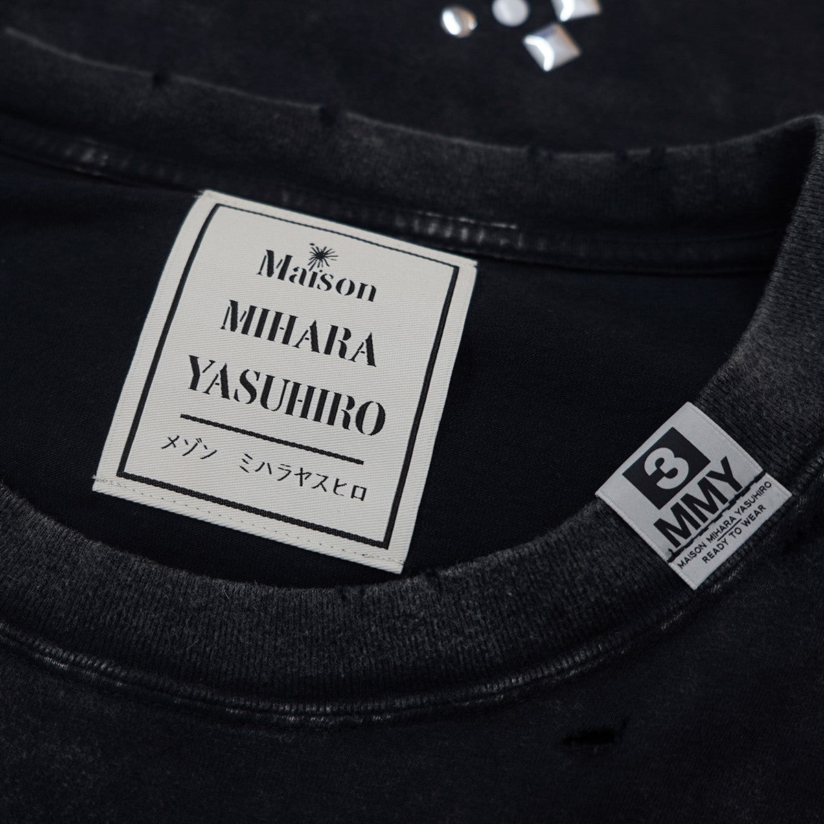 25AW Embellished Bleached T-shirt ヴィンテージ Vintage ダメージ フェード加工ランダム風スタッズ ロゴ刺繍 タグ スリット ビッグシルエット 半袖 Tシャツ