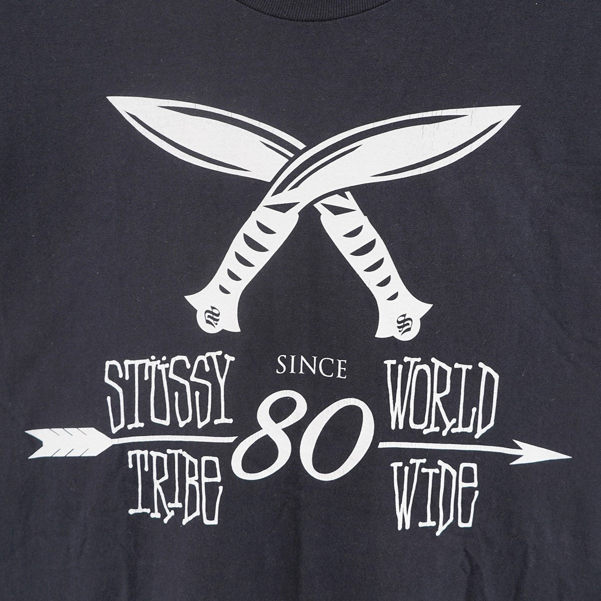 06〜07s INTERNATHIONAL STUSSY TRIBE KUKRI T-SHIRT／Tribe World Wideトライブ ククリナイフ アロー 矢 ロゴ 袖プリント 半袖 Tシャツ