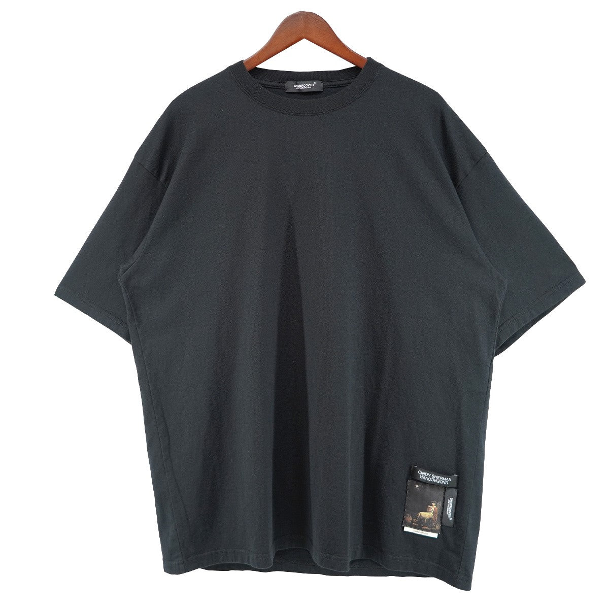 UNDERCOVER 26AW Cindy Sherman CindyネームTEEシンディシャーマン ロゴ パッチ Tシャツ 古着・中古-1枚目のアイテム画像