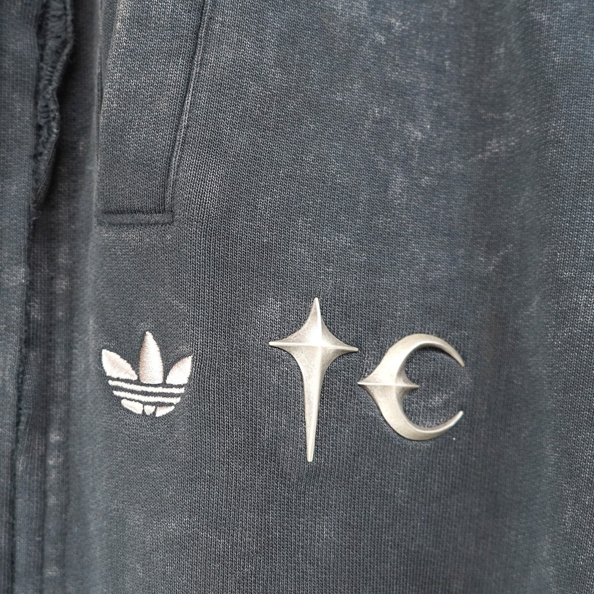 THUG CLUB×adidas 25AW × Thug Club Team Geist Sweatpants カットオフ ウォッシュ加工コラボ ロゴ 刻印アグレット メッシュパネル チームガイスト スウェット イージー パンツ 古着・中古-4枚目のアイテム画像