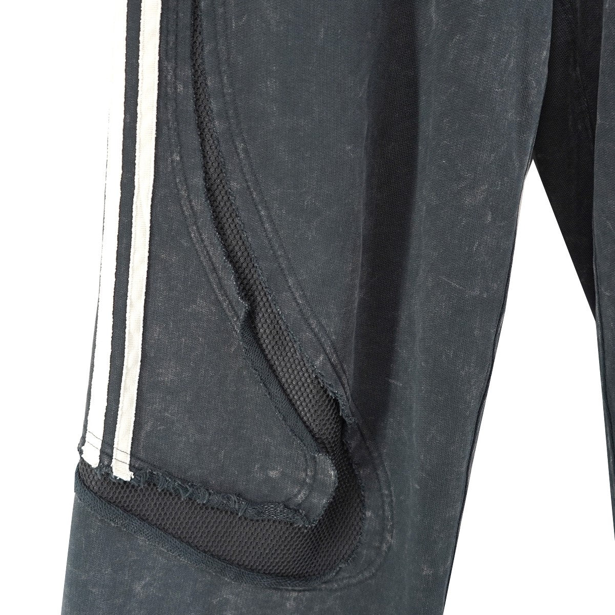 THUG CLUB×adidas 25AW × Thug Club Team Geist Sweatpants カットオフ ウォッシュ加工コラボ ロゴ 刻印アグレット メッシュパネル チームガイスト スウェット イージー パンツ 古着・中古-6枚目のアイテム画像