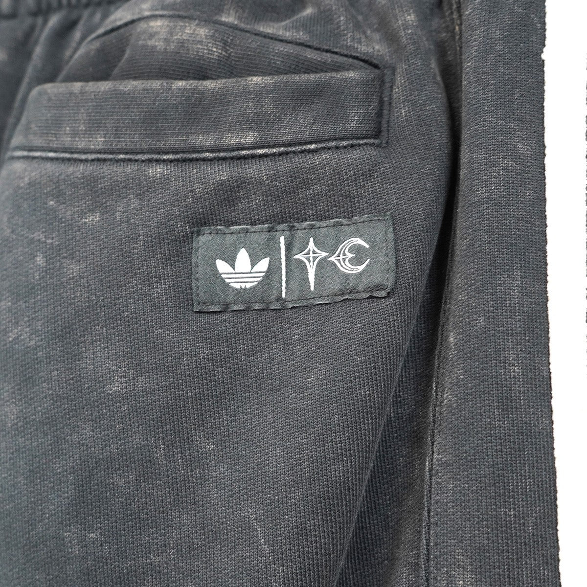 THUG CLUB×adidas 25AW × Thug Club Team Geist Sweatpants カットオフ ウォッシュ加工コラボ ロゴ 刻印アグレット メッシュパネル チームガイスト スウェット イージー パンツ 古着・中古-8枚目のアイテム画像