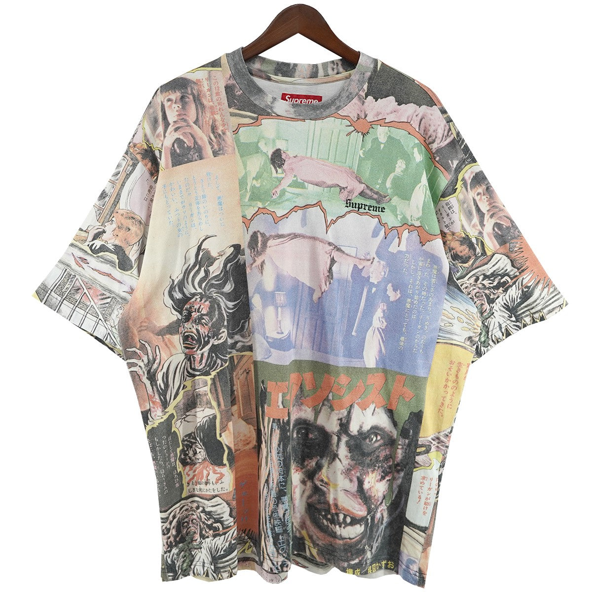Supreme 25AW x The Exorcist S／S Top エクソシスト 楳図かずお コミックイラスト総柄 オールオーバープリント オールドイングリッシュ ロゴ Tシャツ 古着・中古-1枚目のアイテム画像