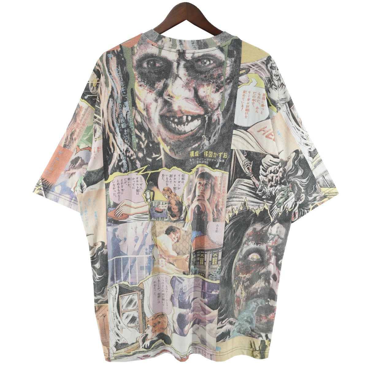 Supreme 25AW x The Exorcist S／S Top エクソシスト 楳図かずお コミックイラスト総柄 オールオーバープリント オールドイングリッシュ ロゴ Tシャツ 古着・中古-2枚目のアイテム画像