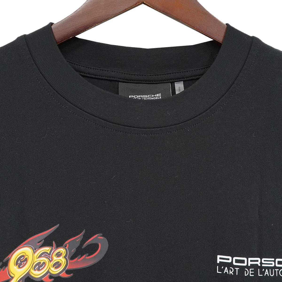 ポルシェ968 30周年記念L’Art de L’Automobile x Porsche Tシャツ ユニセックス - ブラック