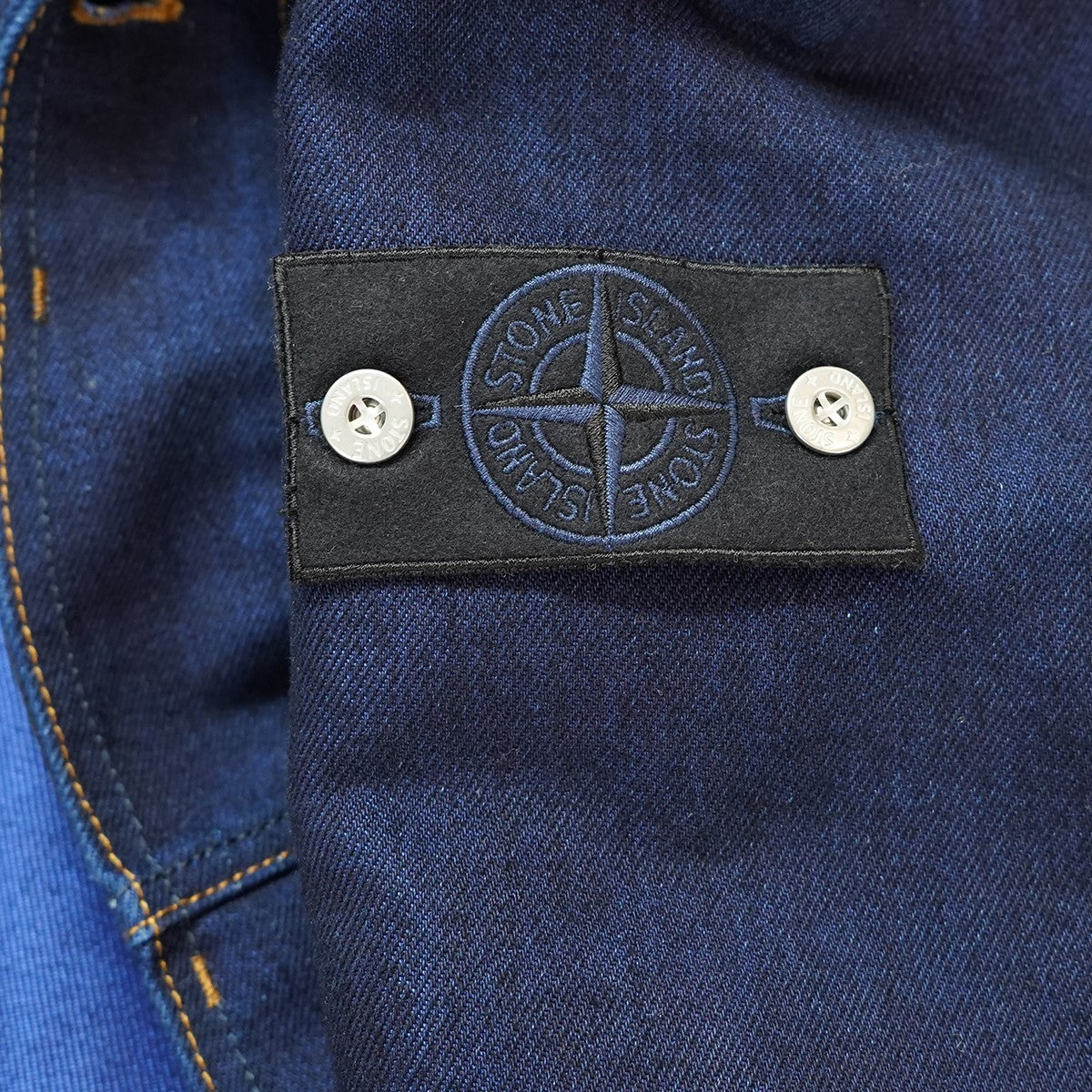 STONE ISLAND 25AW DENIM RESEARCH コレクション INDIGO POLYPROPYLENE DENIMリンス加工 ロゴ パッチ デニム ジャケット 古着・中古-2枚目のアイテム画像