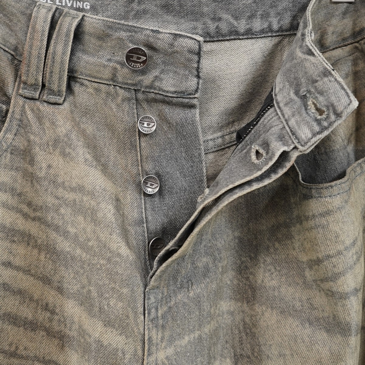 DIESEL by Glenn Martens 24AW コレクションアイテム 1997 D-ENIM-M-FSI2レーザー＆スプレーエフェクト 加工 ワイド バギー デニムパンツ 古着・中古-3枚目のアイテム画像