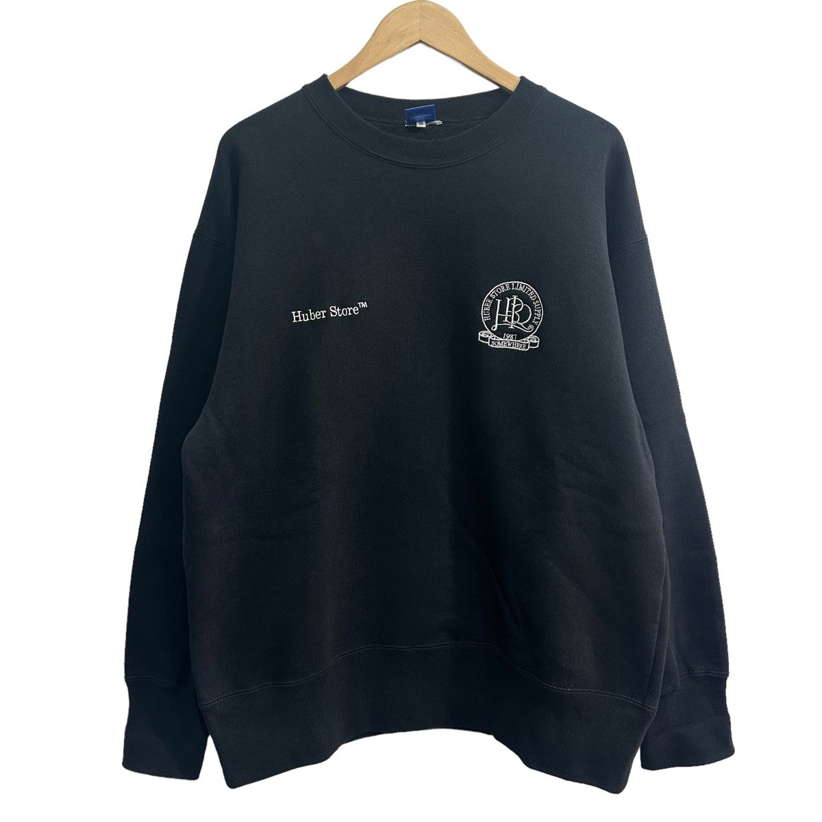 HUBER STORE(ヒューバーストア) Original Emblem Crewneck Sweatshirt クルーネックスウェット ブラック  サイズ M｜【公式】カインドオルオンライン ブランド古着・中古通販【kindal】