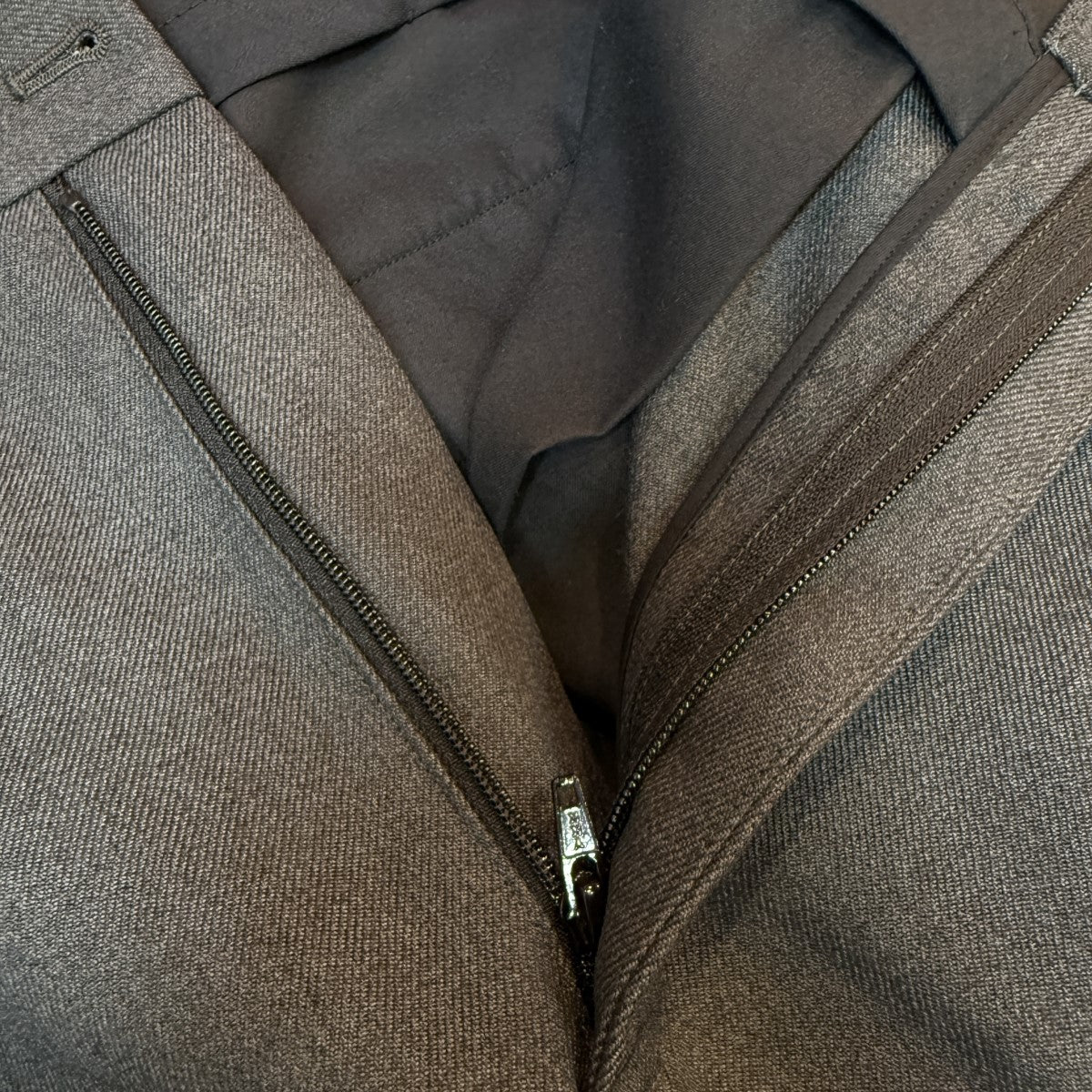 26SS/TRDT1801 ／ TROUSERS ／ WOPL． SERGE／ウールサージ2タックトラウザーズパンツ/261TQDT-PTM03